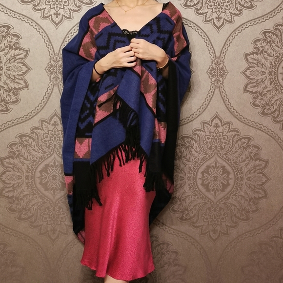 NWOT made in turkey poncho cape wrap shawl - Picture 4 of 8